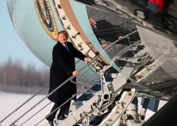 Foto del jueves del presidente de EEUU, Donald Trump, subiendo al Air Force One para continuar su viaje a Washington tras una parada de repostaje en Anchorage, Alaska.