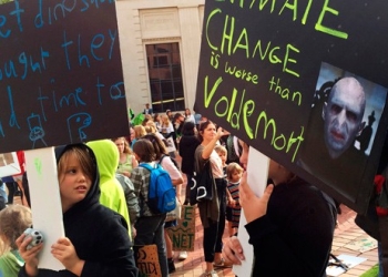 Los manifestantes que demandan acciones contra el cambio climático se reúnen en la plaza de Te Ngakau en Wellington, Nueva Zelanda.