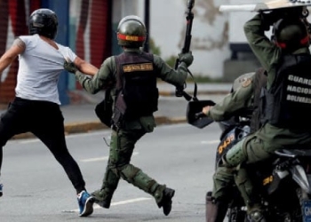 Brutal represión: Nicolás Maduro utiliza a la Guardia Nacional Bolivariana como fuerza de choque contra las manifestaciones populares, que han dejado decenas de muertos y miles de heridos en las calles.