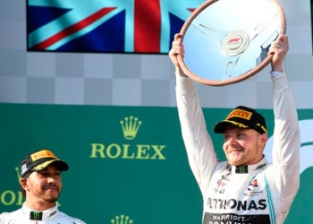 Valtteri Bottas levantando el trofeo del GP de Australia.