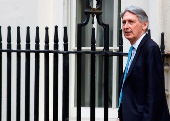 El ministro de Finanzas británico, Philip Hammond, fuera de Downing Street en Londres.