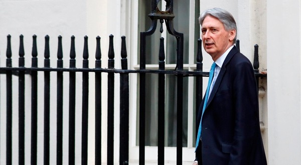 El ministro de Finanzas británico, Philip Hammond, fuera de Downing Street en Londres.