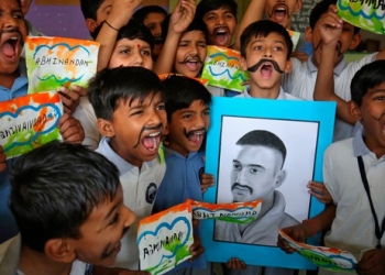 Un grupo de niños festeja la liberación del piloto de las fuerzas aéreas de India, Abhinandan Varthaman.