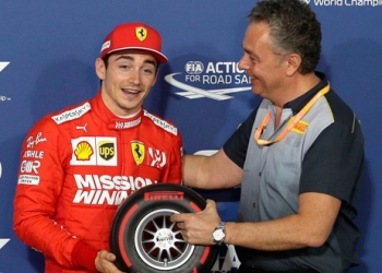 Charles Leclerc celebra su primera pole en la Fórmula 1.