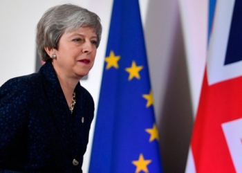 La primera ministra británica, Theresa May, llega a una sesión informativa después de reunirse con los líderes de la UE en Bruselas.