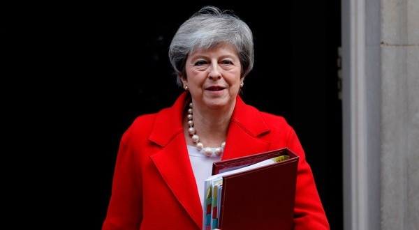 Theresa May a las afueras de su despacho en Londres.