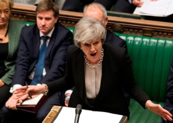 Primer Ministra británica Theresa May habla durante el debate sobre su "plan B" por el Brexit en el Parlamento.
