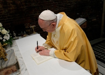 El papa Francisco promulgó ley en medio de los escándalos por abusos sexuales por parte de sacerdotes católicos.