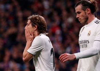 El madridista Luka Modric se lamenta de una ocasión fallida junto al galés Gareth Bale en el partido contra el Barcelona en Madrid el 2 de marzo de 2019.