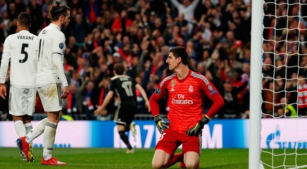 Thibaut Courtois, arquero del Real Madrid, tras recibir el cuarto gol ante el Ajax.