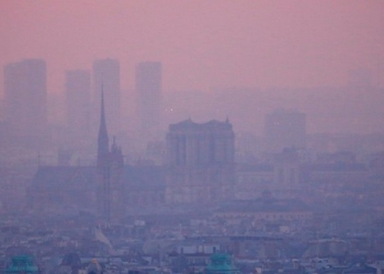 Smog sobre el cielo de París.