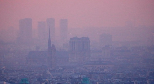 Smog sobre el cielo de París.