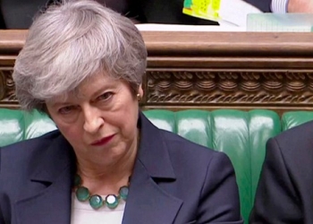 La primera ministra Theresa May escucha antes de una votación sobre el Brexit en el parlamento británico en Londres.