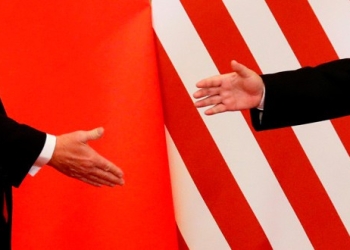 El presidente de EEUU, Donald Trump, y el presidente de China, Xi Jinping, se dan la mano tras dar un comunicado conjunto en China.