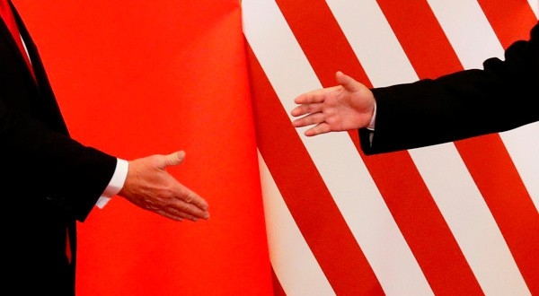 El presidente de EEUU, Donald Trump, y el presidente de China, Xi Jinping, se dan la mano tras dar un comunicado conjunto en China.