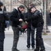 Gendarmes franceses registran a viandantes en la avenida de los Campos Elíseos antes de la nueva protesta de los en París, Francia, el 23 de marzo de 2019