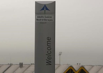 El logo de Aena en el aeropuerto de Madrid el 9 de marzo de 2016.