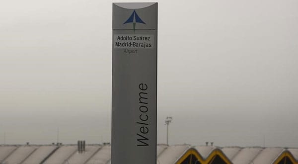 El logo de Aena en el aeropuerto de Madrid el 9 de marzo de 2016.