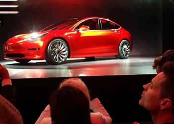 Tesla Model 3 durante su lanzamiento en Hawthorne, California, en marzo de 2016.