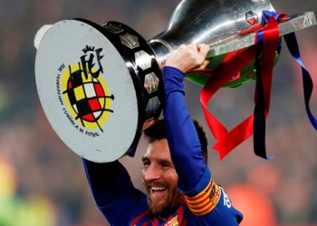 Lionel Messi, capitán y figura del Barcelona, levanta la copa de la liga.