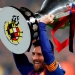 Lionel Messi, capitán y figura del Barcelona, levanta la copa de la liga.