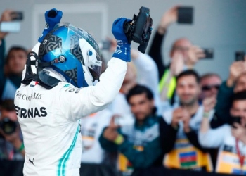 El finés de Mercedes celebra su gran carrera en Bakú.