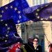 Manifestantes contra el Brexit sostienen banderas de la UE en Londres.