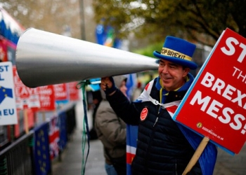 Un manifestante anti-Brexit frente a las Casas del Parlamento en Londres, Reino Unido.