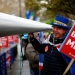 Un manifestante anti-Brexit frente a las Casas del Parlamento en Londres, Reino Unido.