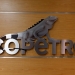 Logo de Ecopetrol en su sede de Bogotá, Colombia.