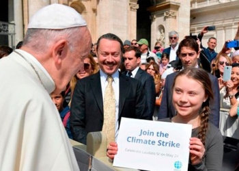 El Papa conversó con Greta Thunberg en la plaza de San Pedro del Vaticano.