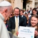 El Papa conversó con Greta Thunberg en la plaza de San Pedro del Vaticano.