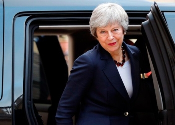 La primera ministra británica, Theresa May, se marcha después de una reunión con el presidente francés Emmanuel Macron en París, Francia.