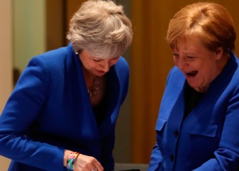 La primera ministra británica Theresa May y la canciller alemana Angela Merkel (derecha) miran una tablet durante una cumbre de líderes europeos en Bruselas, el 10 de abril de 2019.