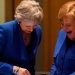 La primera ministra británica Theresa May y la canciller alemana Angela Merkel (derecha) miran una tablet durante una cumbre de líderes europeos en Bruselas, el 10 de abril de 2019.