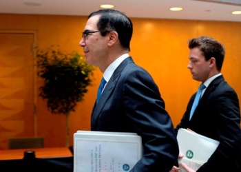 Steven Mnuchin atendiendo a la reunión con representantes del FMI.