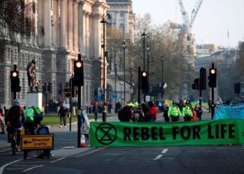 Activistas del cambio climático bloquean la Plaza del Parlamento durante una protesta en Londres, Reino Unido.