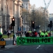 Activistas del cambio climático bloquean la Plaza del Parlamento durante una protesta en Londres, Reino Unido.