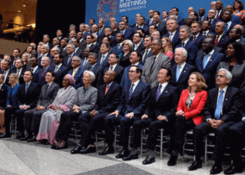 Gobernadores de bancos centrales y otros funcionarios financieros globales posan para la foto de familia, EEUU. 13 abril 2019.