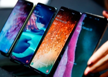 Una empleada de Samsung acomodando los Galaxy S10e, S10, S10+ y el Galaxy S10 5G en un evento para la prensa en Londres.