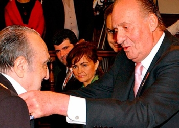 El escritor español Rafael Sánchez Ferlosio recibe el Premio Nacional de las Letras de mano del rey emérito Juan Carlos en una ceremonia en la Universidad de Alcalá, 2009.