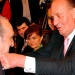 El escritor español Rafael Sánchez Ferlosio recibe el Premio Nacional de las Letras de mano del rey emérito Juan Carlos en una ceremonia en la Universidad de Alcalá, 2009.