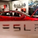 Un hombre mira un auto de Tesla en un lugar de exhibición en Pekín, China.