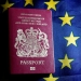 Un pasaporte británico frente a una bandera de la Unión Europea.