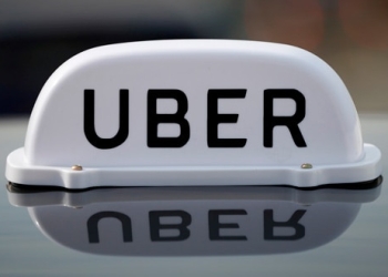 Logo de Uber en el techo de un taxi en Liverpool, Reino Unido.