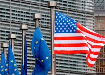 Banderas de Estados Unidos y la Unión Europea en la sede de la Comisión en Bruselas.