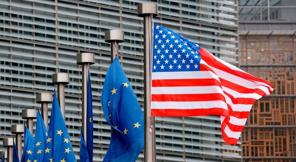 Banderas de Estados Unidos y la Unión Europea en la sede de la Comisión en Bruselas.