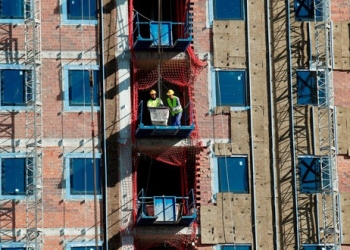 Un nuevo bloque de apartamentos en construcción en Barcelona.