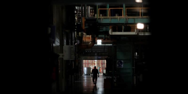 La falta de luz y agua es un duro golpe para el sector industrial y comercial venezolanos.