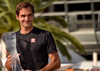 Roger Federer posa con su trofeo del Miami Open 2019